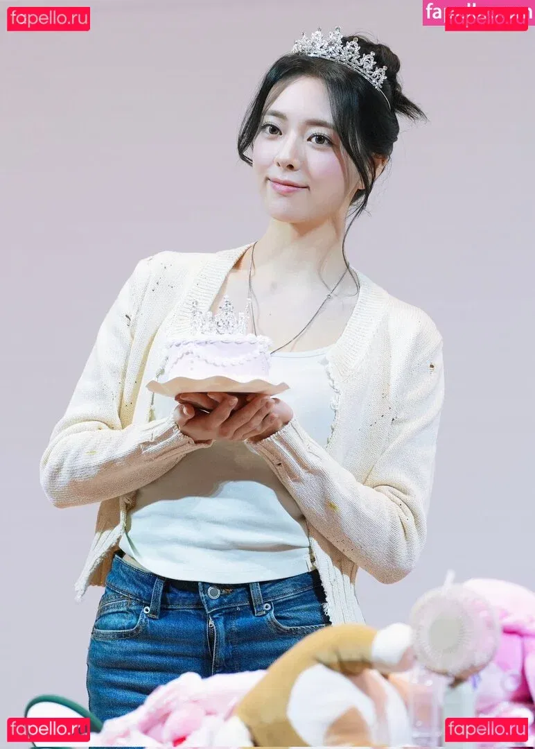 Yuna - ITZY (유나, Shin Yu Na) Onlyfans Photo Gallery 