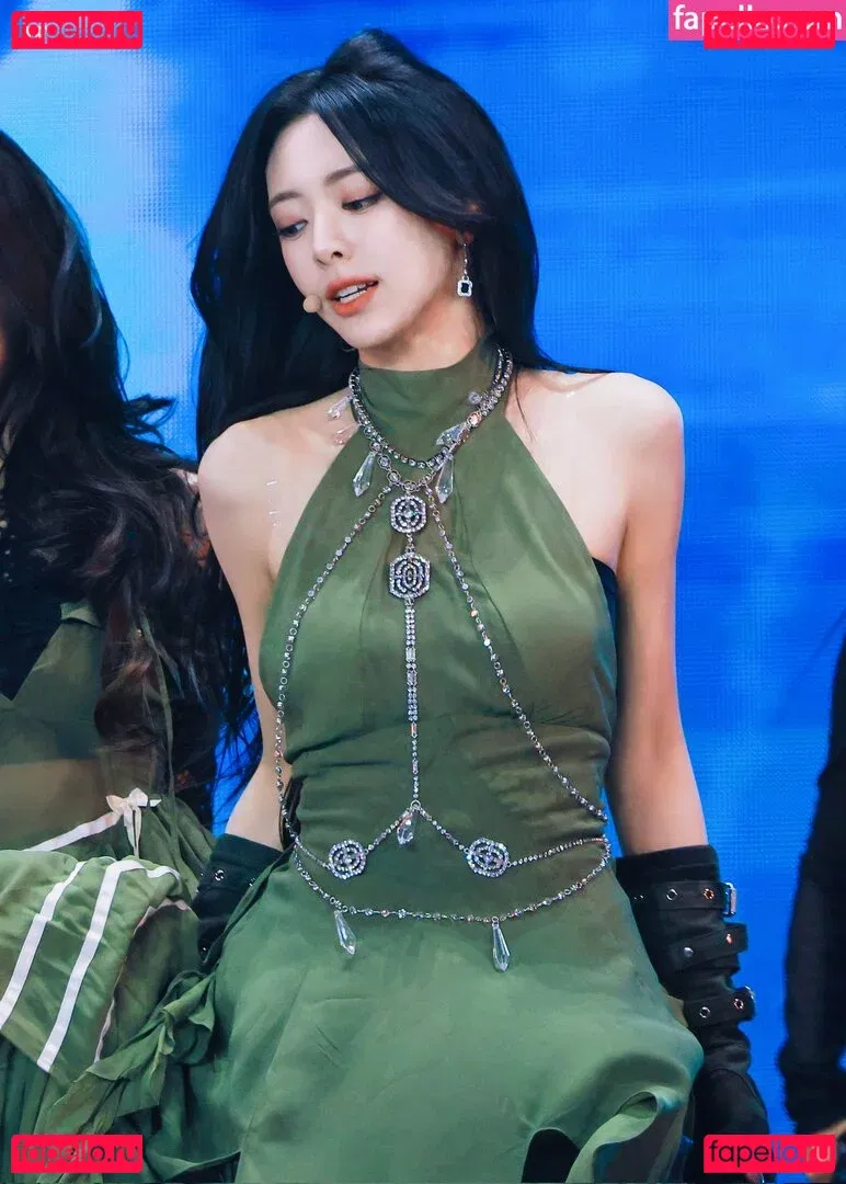 Yuna - ITZY (유나, Shin Yu Na) Onlyfans Photo Gallery 