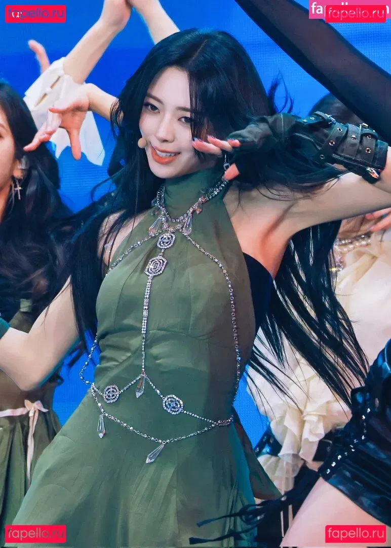 Yuna - ITZY (유나, Shin Yu Na) Onlyfans Photo Gallery 