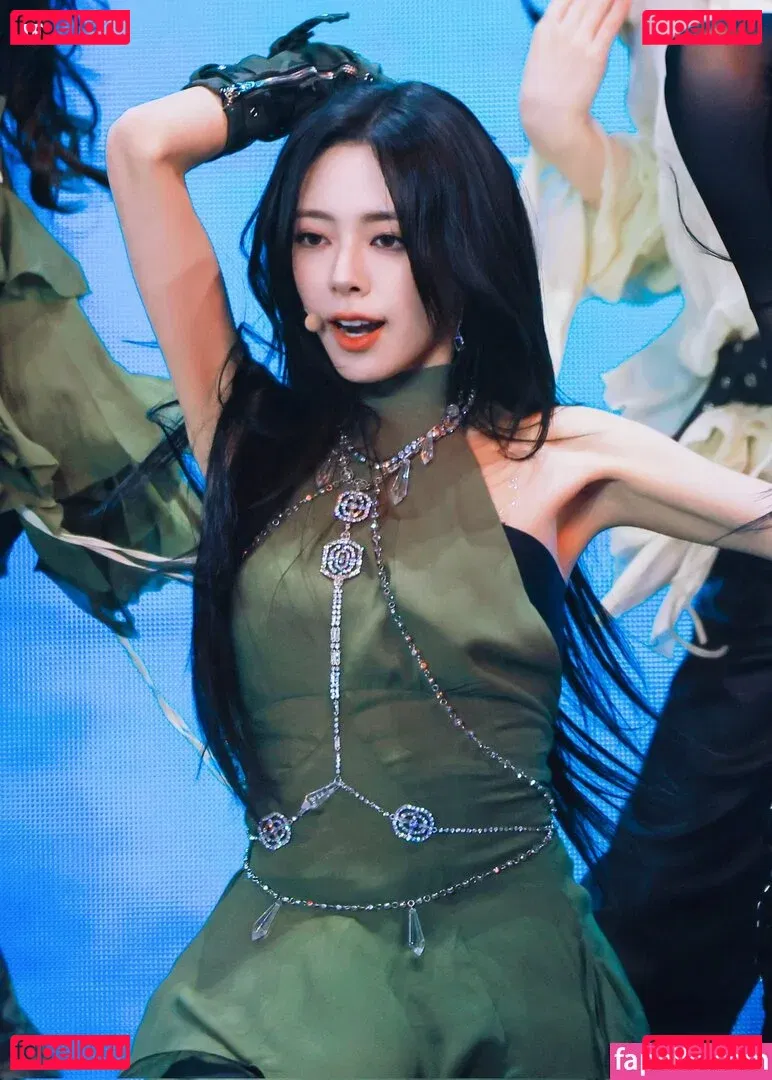 Yuna - ITZY (유나, Shin Yu Na) Onlyfans Photo Gallery 