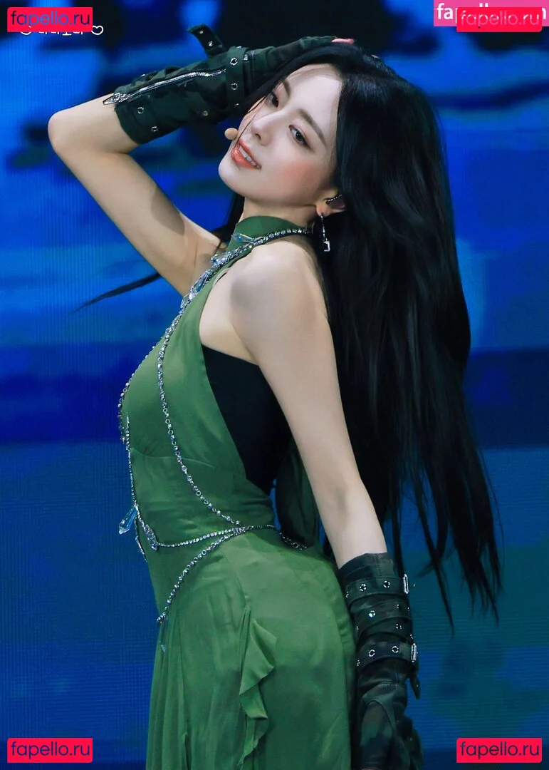 Yuna - ITZY (유나, Shin Yu Na) Onlyfans Photo Gallery 