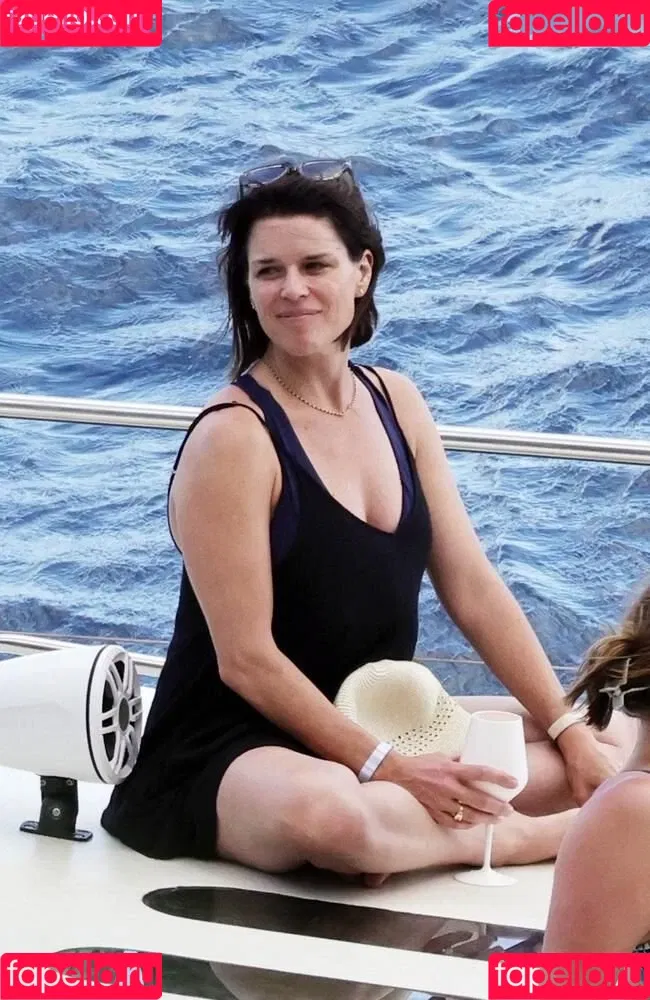 Neve Campbell Onlyfans Photo Gallery 