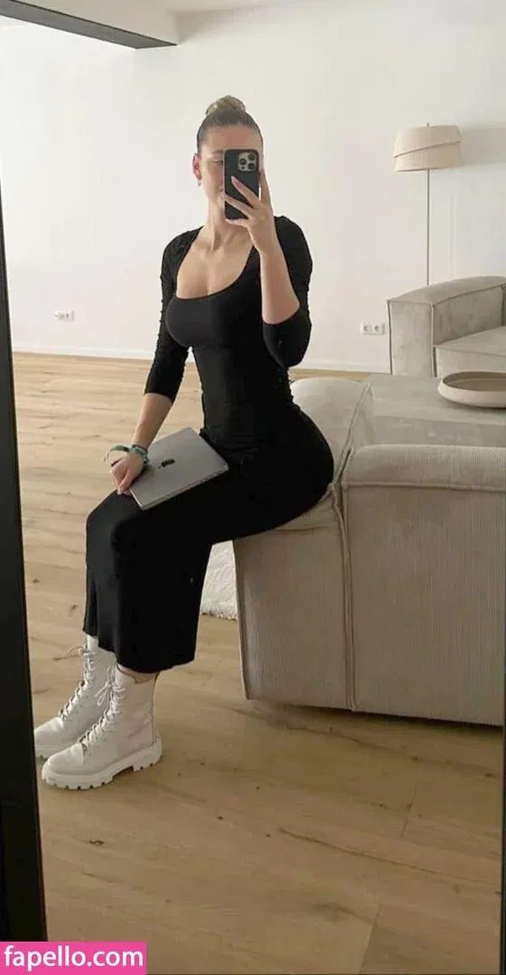 Emilia B Onlyfans Photo Gallery 