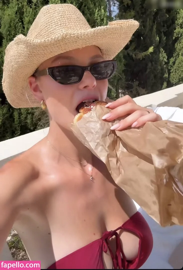 Emilia B Onlyfans Photo Gallery 