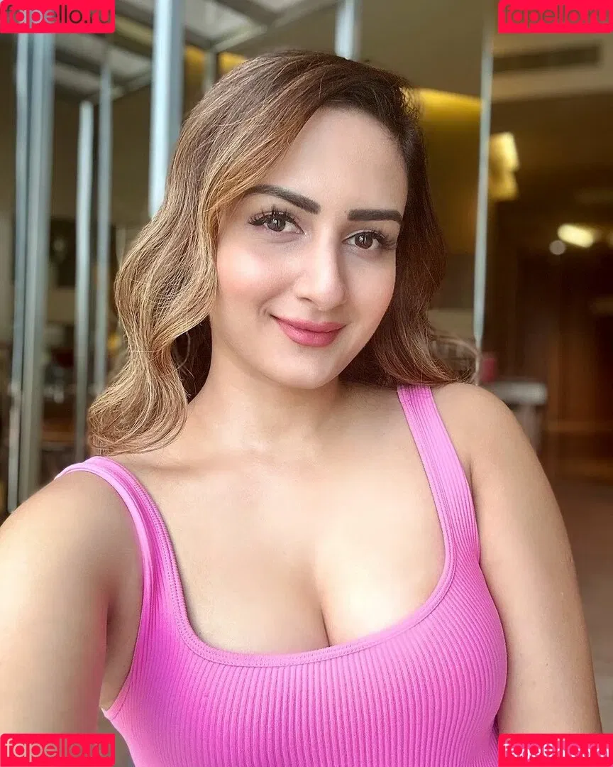 Zaara Yesmin Onlyfans Photo Gallery 