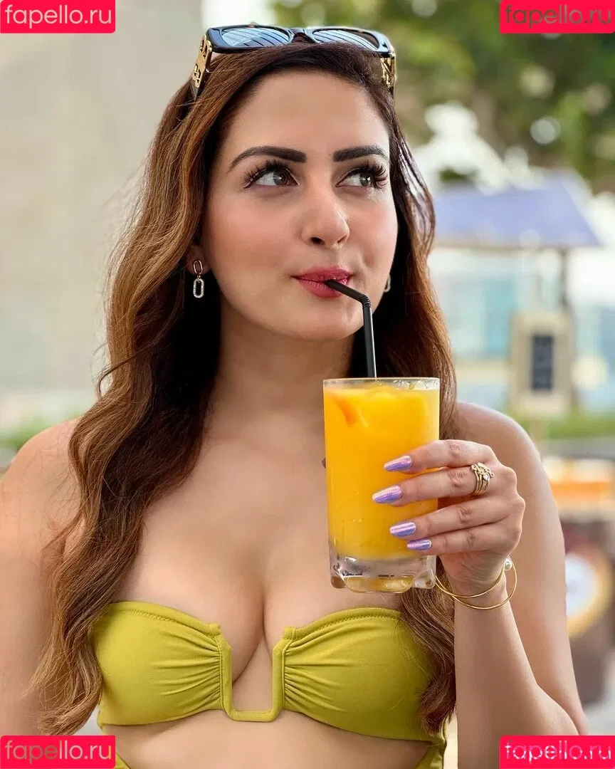 Zaara Yesmin Onlyfans Photo Gallery 