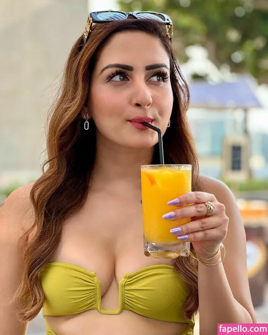 Zaara Yesmin Onlyfans Photo Gallery 