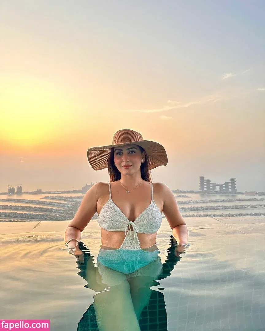 Zaara Yesmin Onlyfans Photo Gallery 