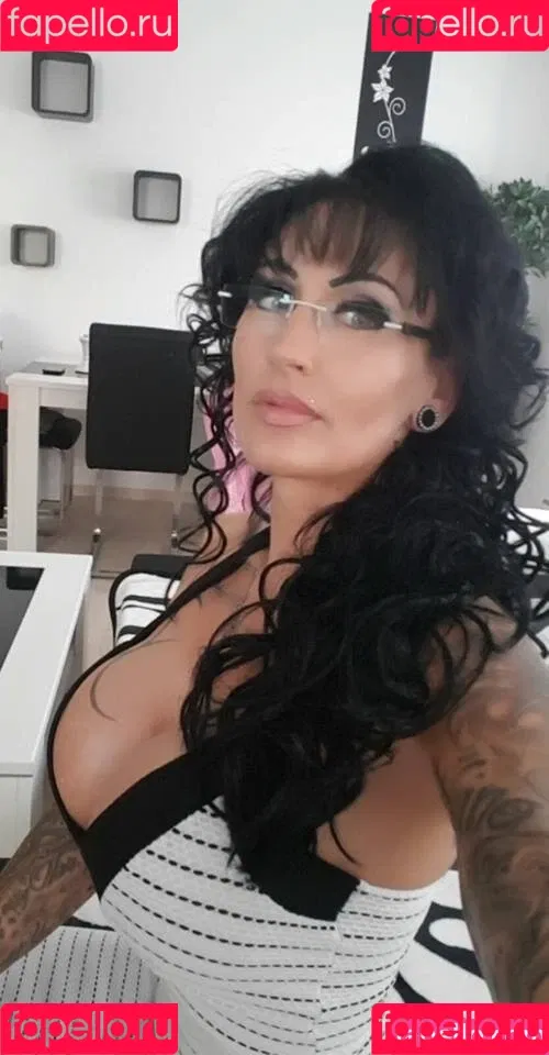 Sari Sander Onlyfans Photo Gallery 