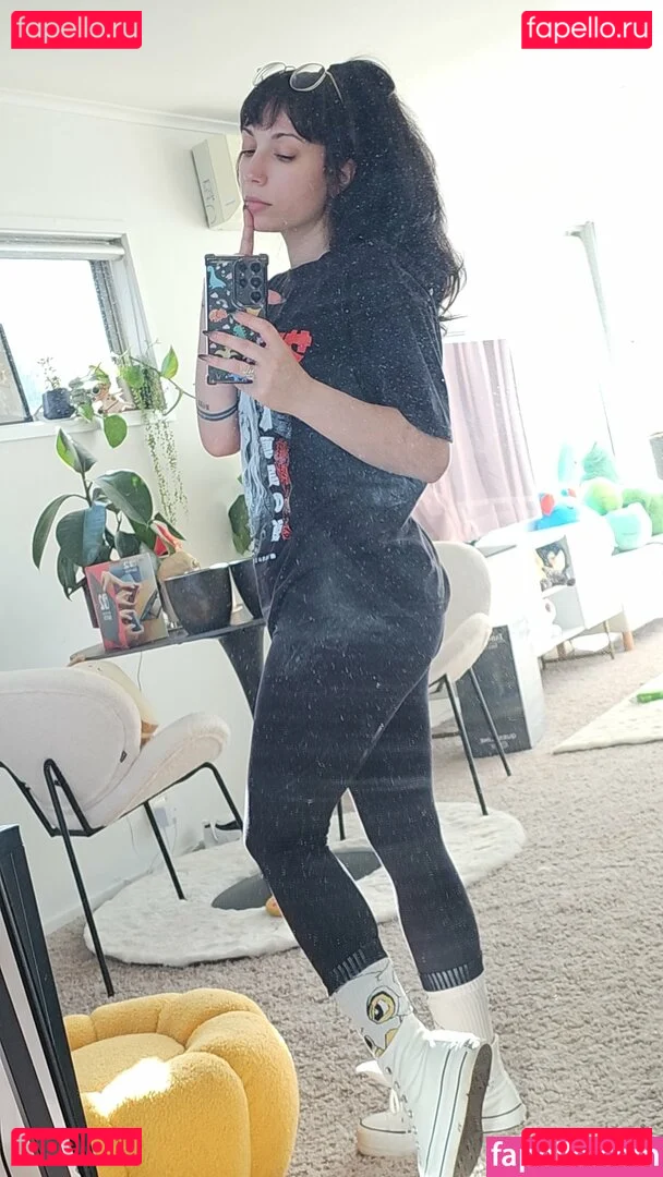 Layna Lazar Onlyfans Photo Gallery 