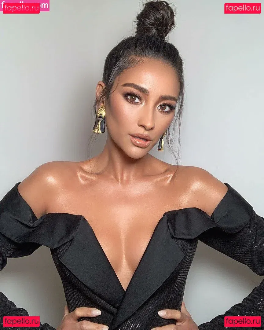 Shay Mitchell Onlyfans Photo Gallery 