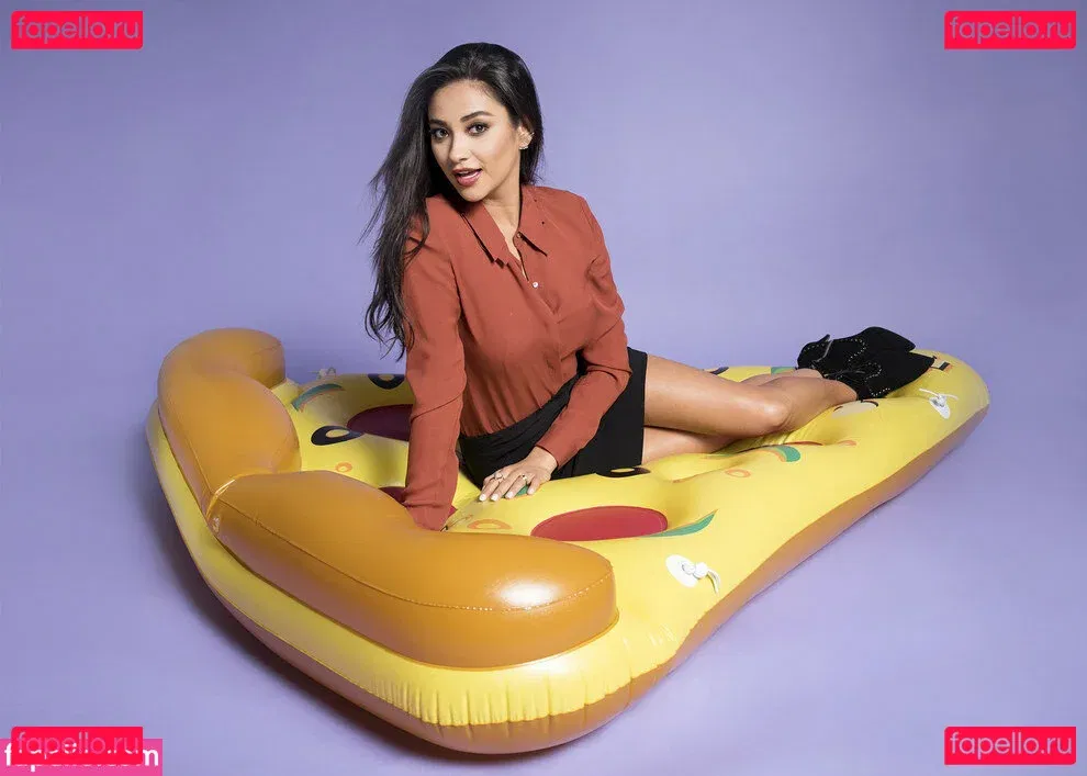 Shay Mitchell Onlyfans Photo Gallery 