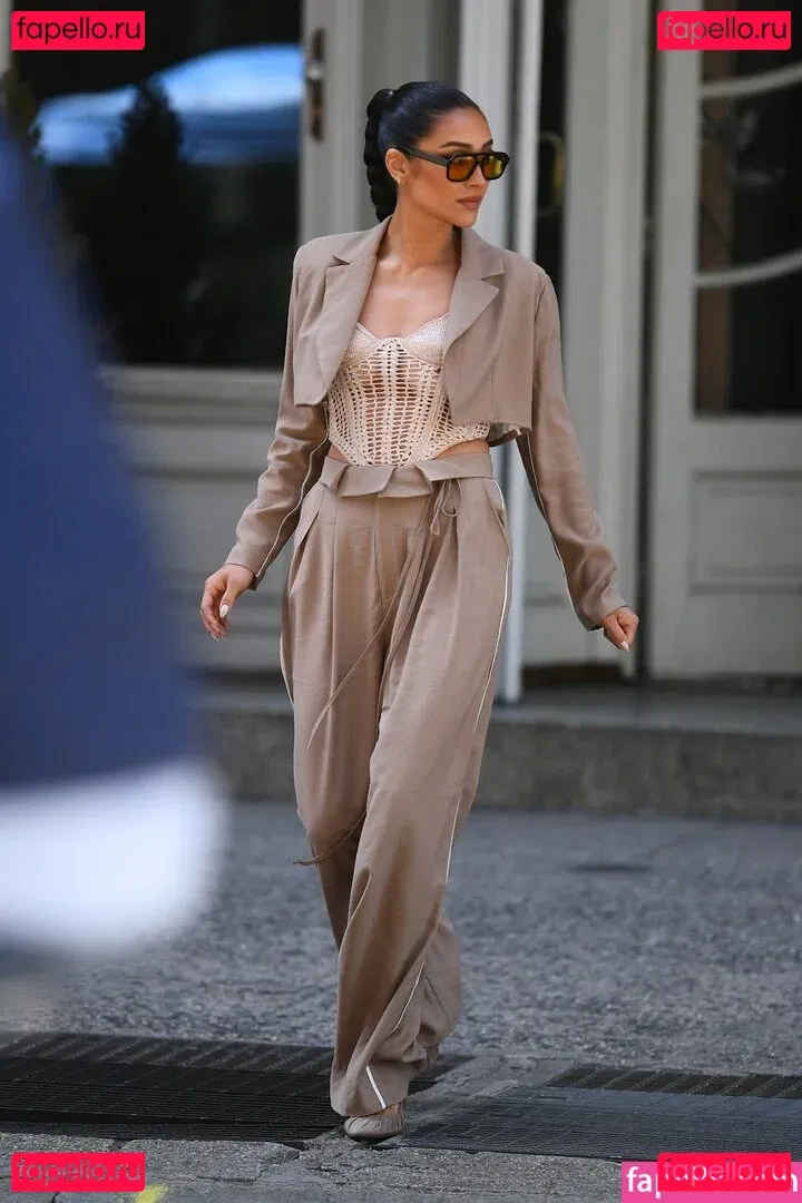 Shay Mitchell Onlyfans Photo Gallery 