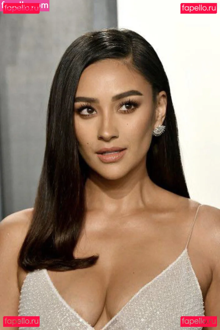 Shay Mitchell Onlyfans Photo Gallery 