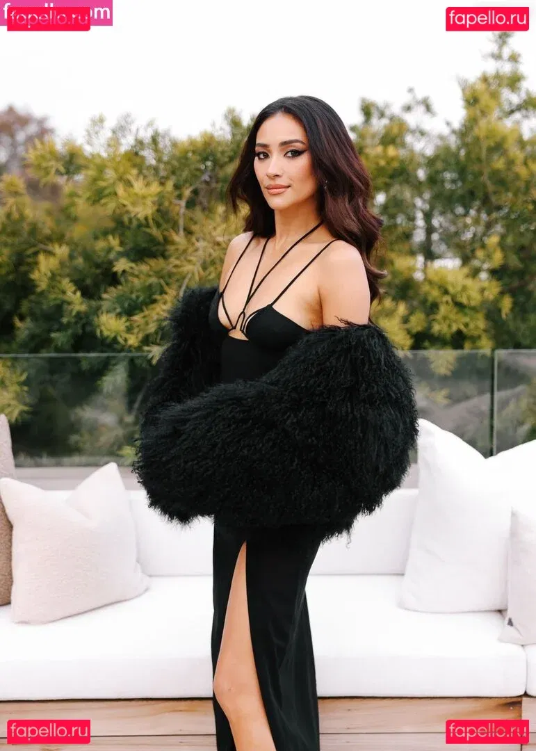 Shay Mitchell Onlyfans Photo Gallery 
