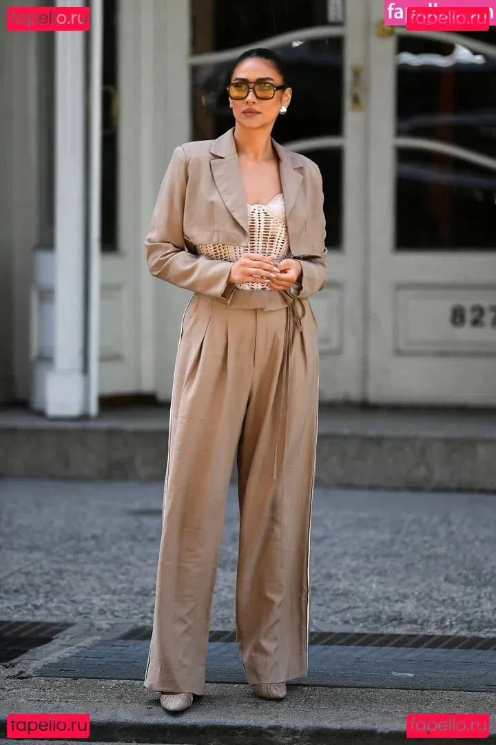 Shay Mitchell Onlyfans Photo Gallery 