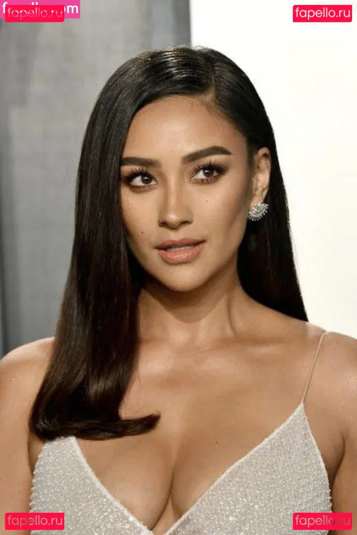 Shay Mitchell Onlyfans Photo Gallery 