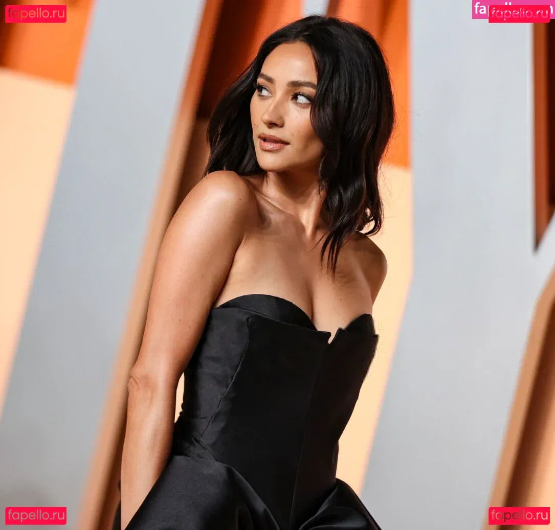 Shay Mitchell Onlyfans Photo Gallery 