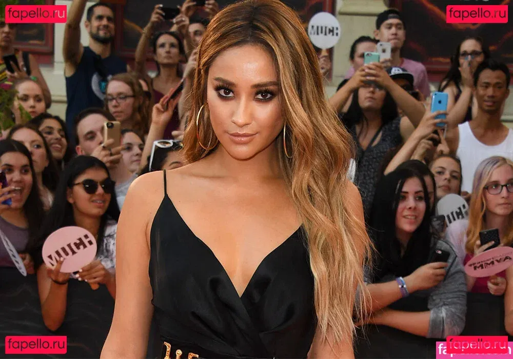 Shay Mitchell Onlyfans Photo Gallery 