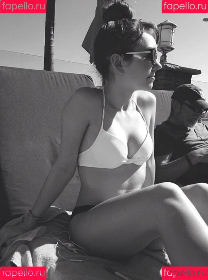 Holly Taylor Onlyfans Photo Gallery 