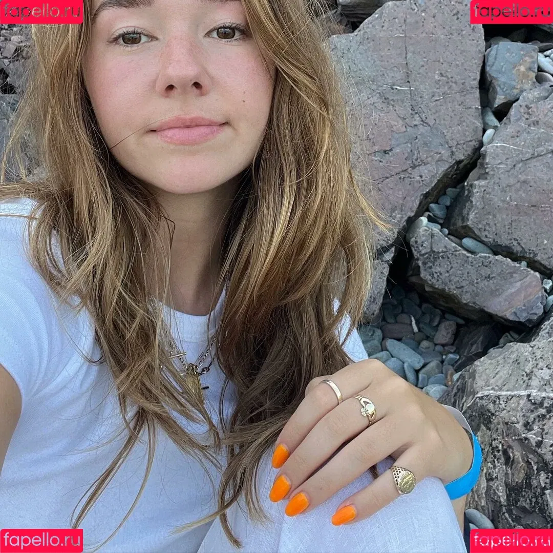 Holly Taylor Onlyfans Photo Gallery 