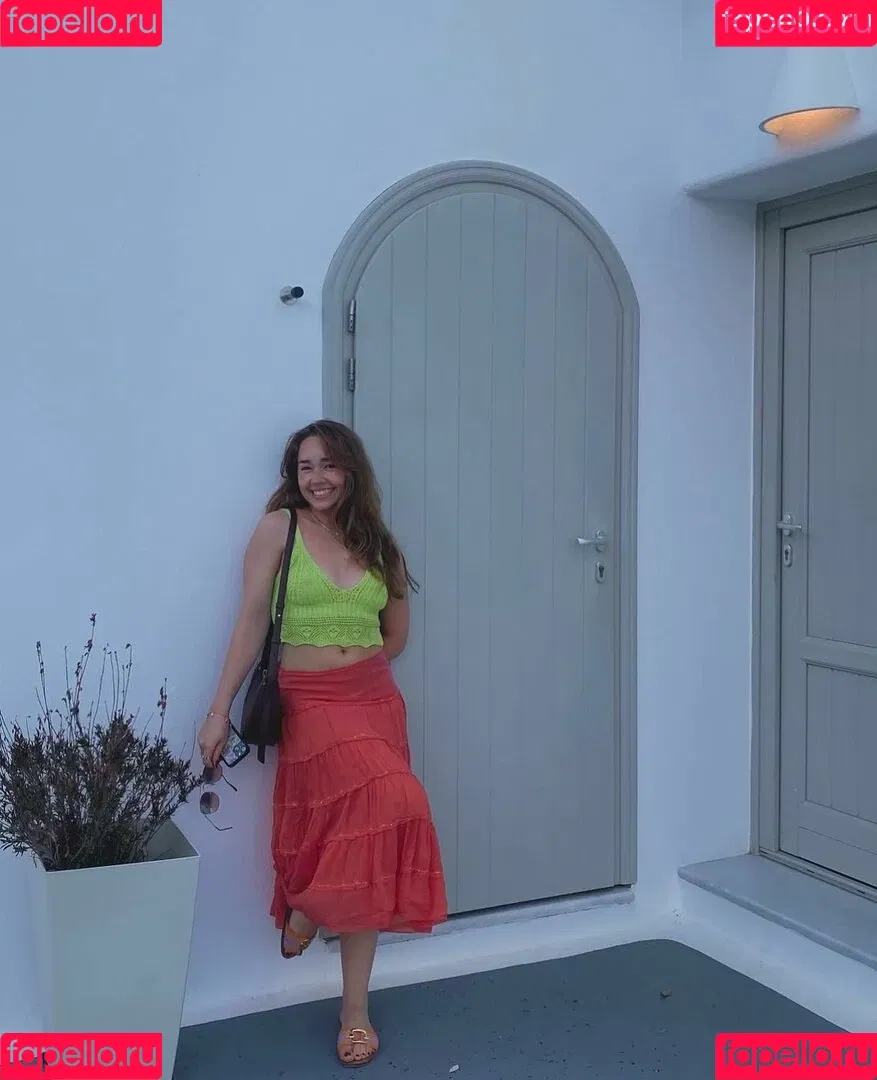 Holly Taylor Onlyfans Photo Gallery 