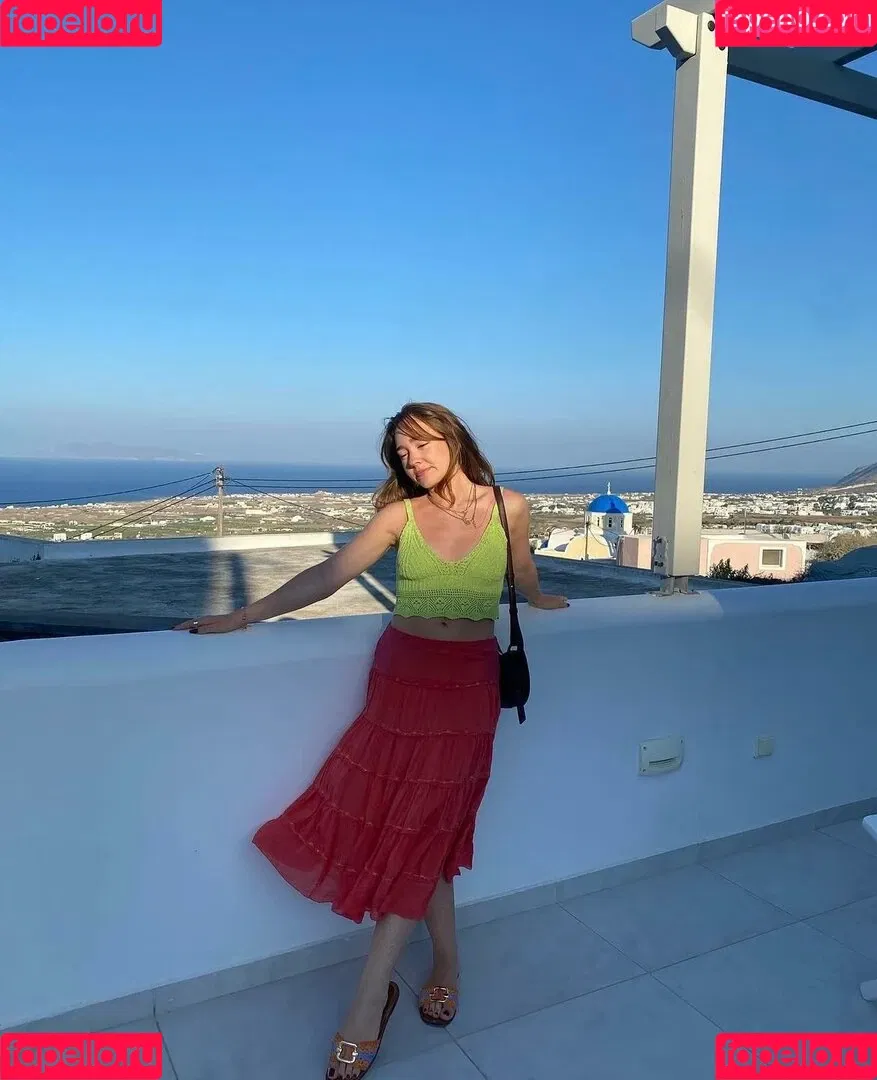 Holly Taylor Onlyfans Photo Gallery 