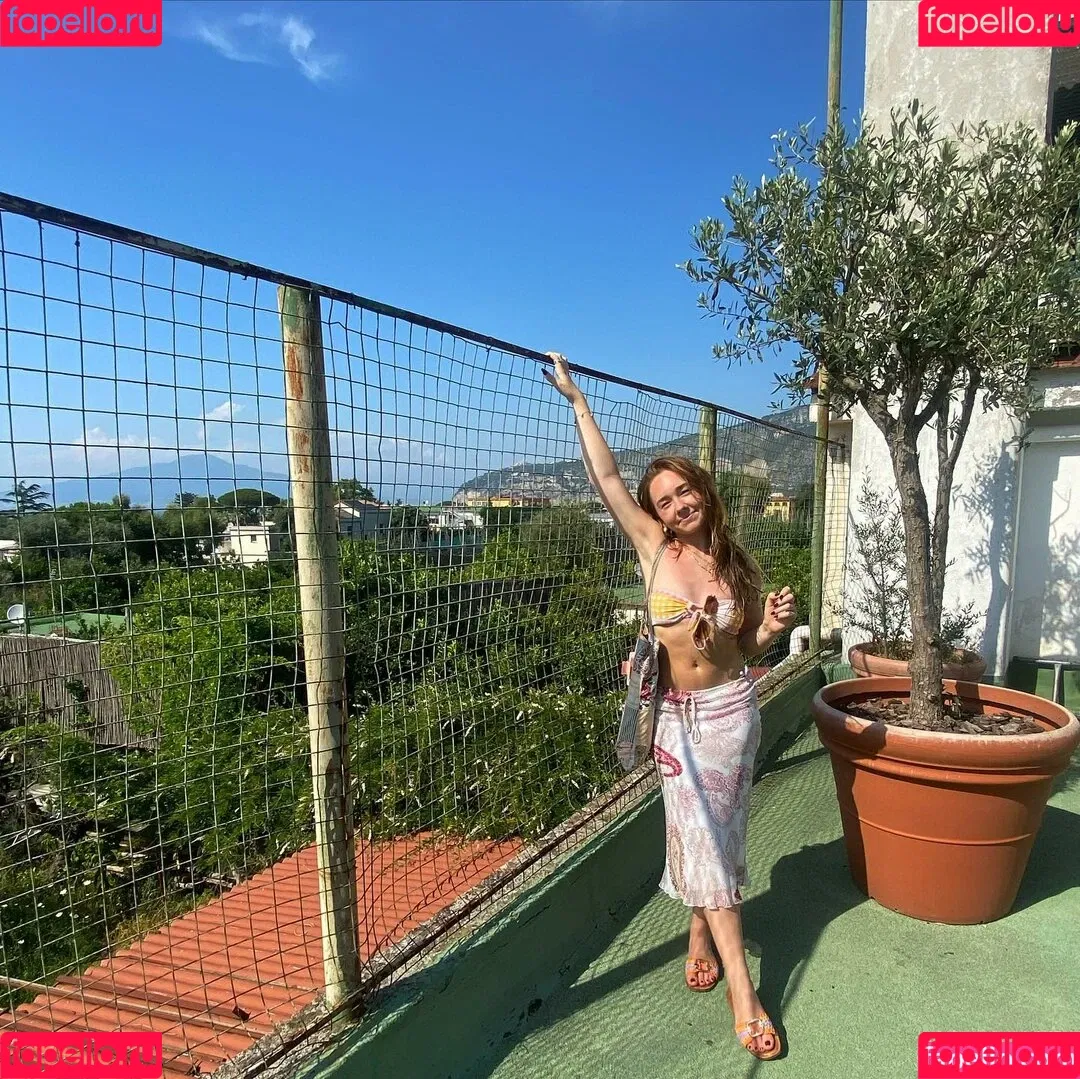 Holly Taylor Onlyfans Photo Gallery 