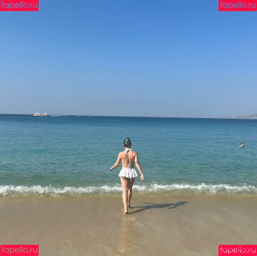 Holly Taylor Onlyfans Photo Gallery 