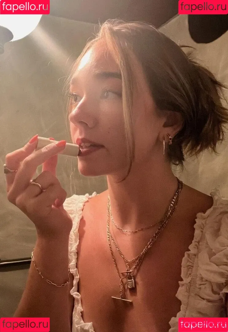 Holly Taylor Onlyfans Photo Gallery 