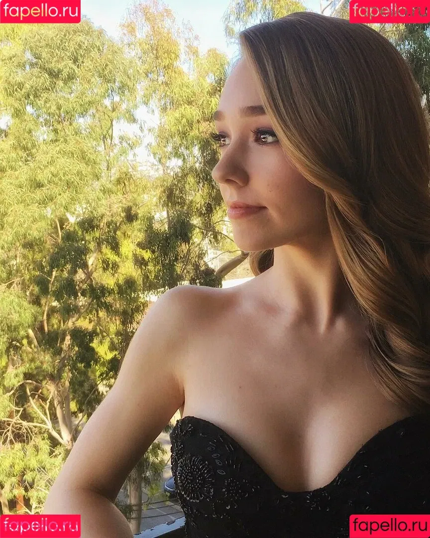 Holly Taylor Onlyfans Photo Gallery 
