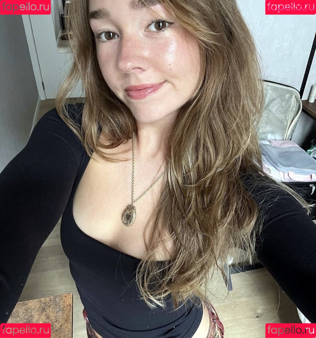 Holly Taylor Onlyfans Photo Gallery 