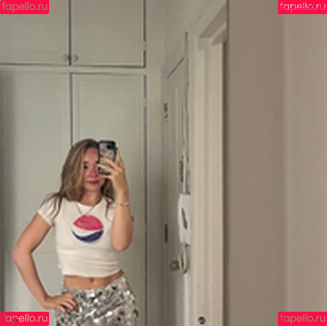 Holly Taylor Onlyfans Photo Gallery 