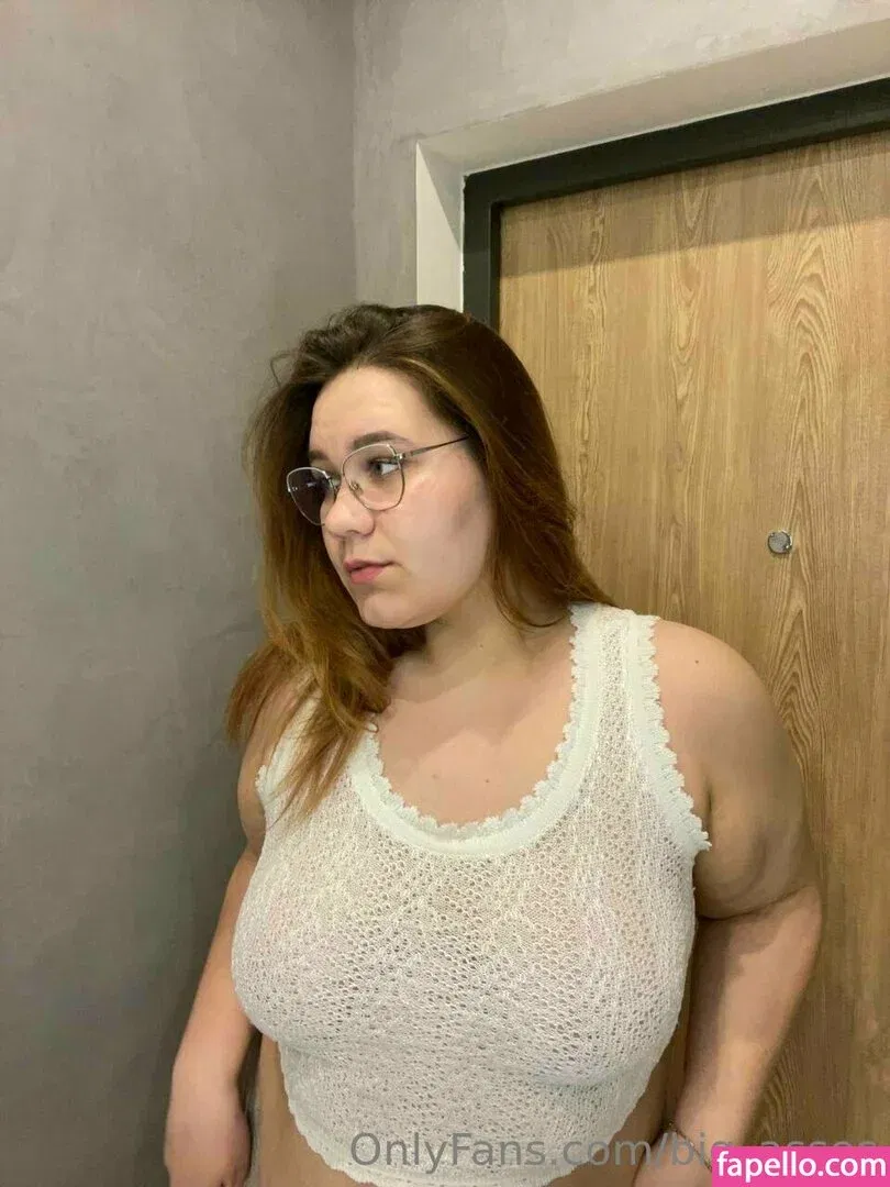 curvy_iris Onlyfans Photo Gallery 