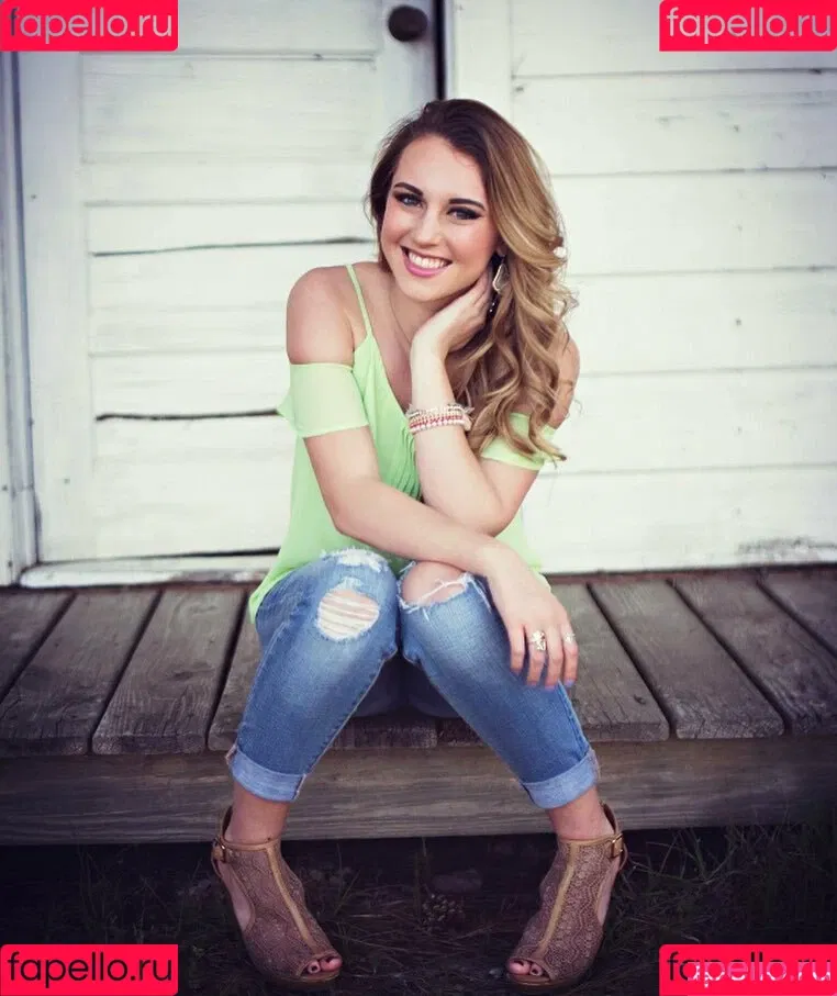 Emilee Atchley Onlyfans Photo Gallery 