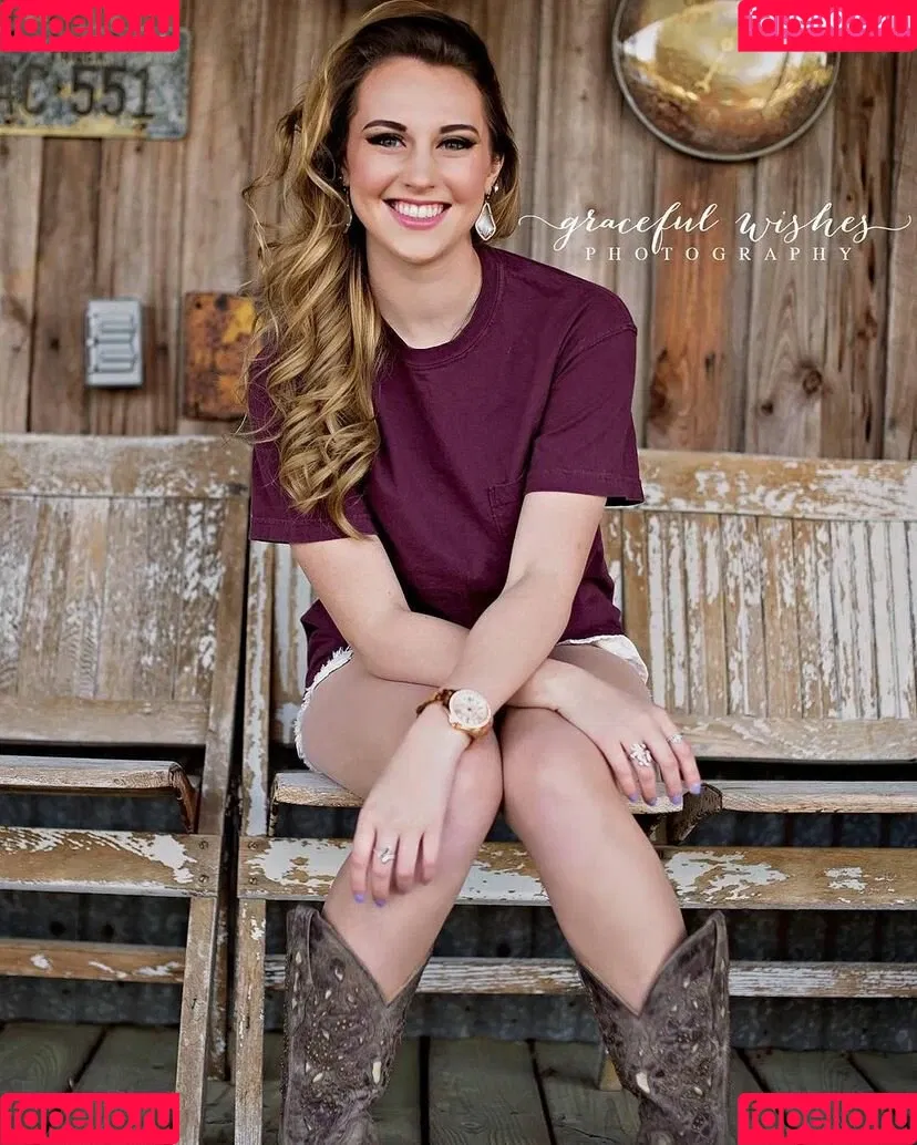 Emilee Atchley Onlyfans Photo Gallery 