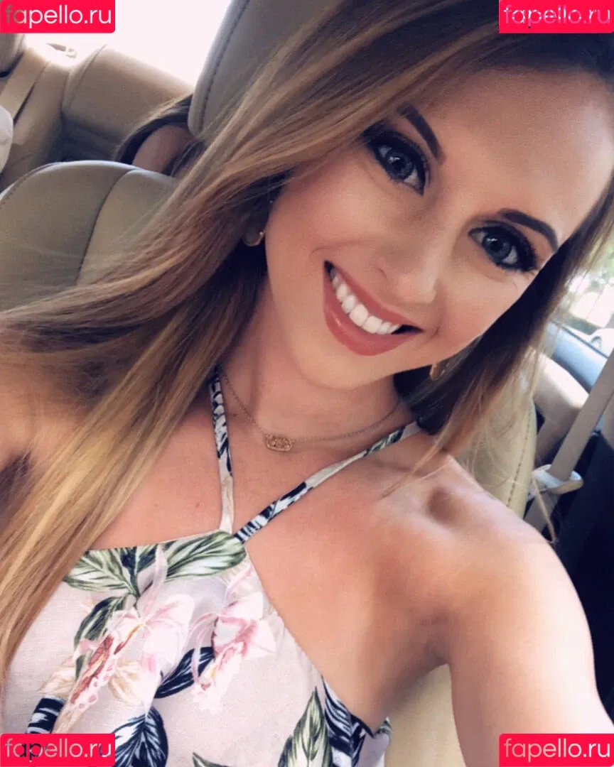 Emilee Atchley Onlyfans Photo Gallery 