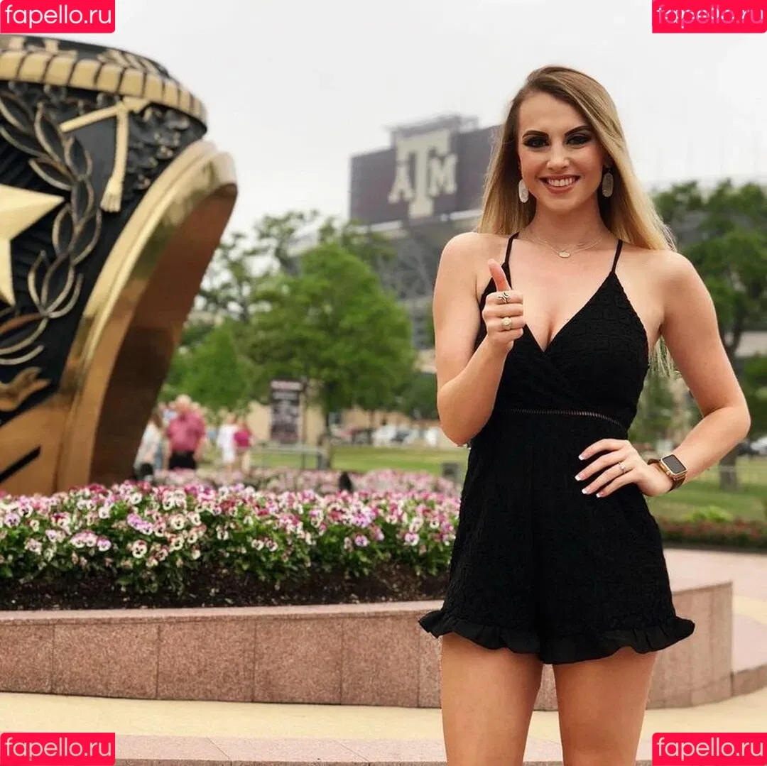 Emilee Atchley Onlyfans Photo Gallery 