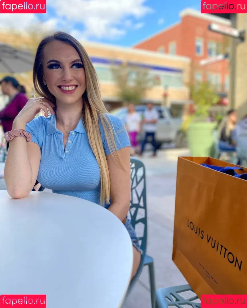 Emilee Atchley Onlyfans Photo Gallery 