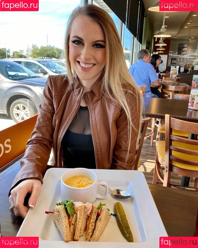 Emilee Atchley Onlyfans Photo Gallery 