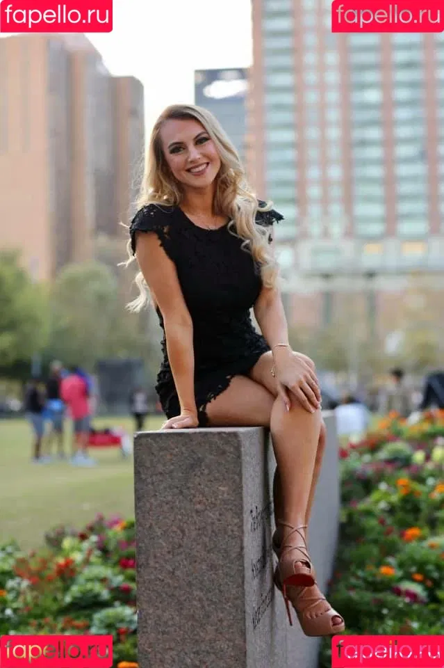 Emilee Atchley Onlyfans Photo Gallery 