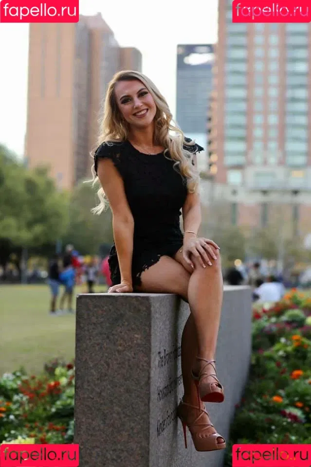 Emilee Atchley Onlyfans Photo Gallery 