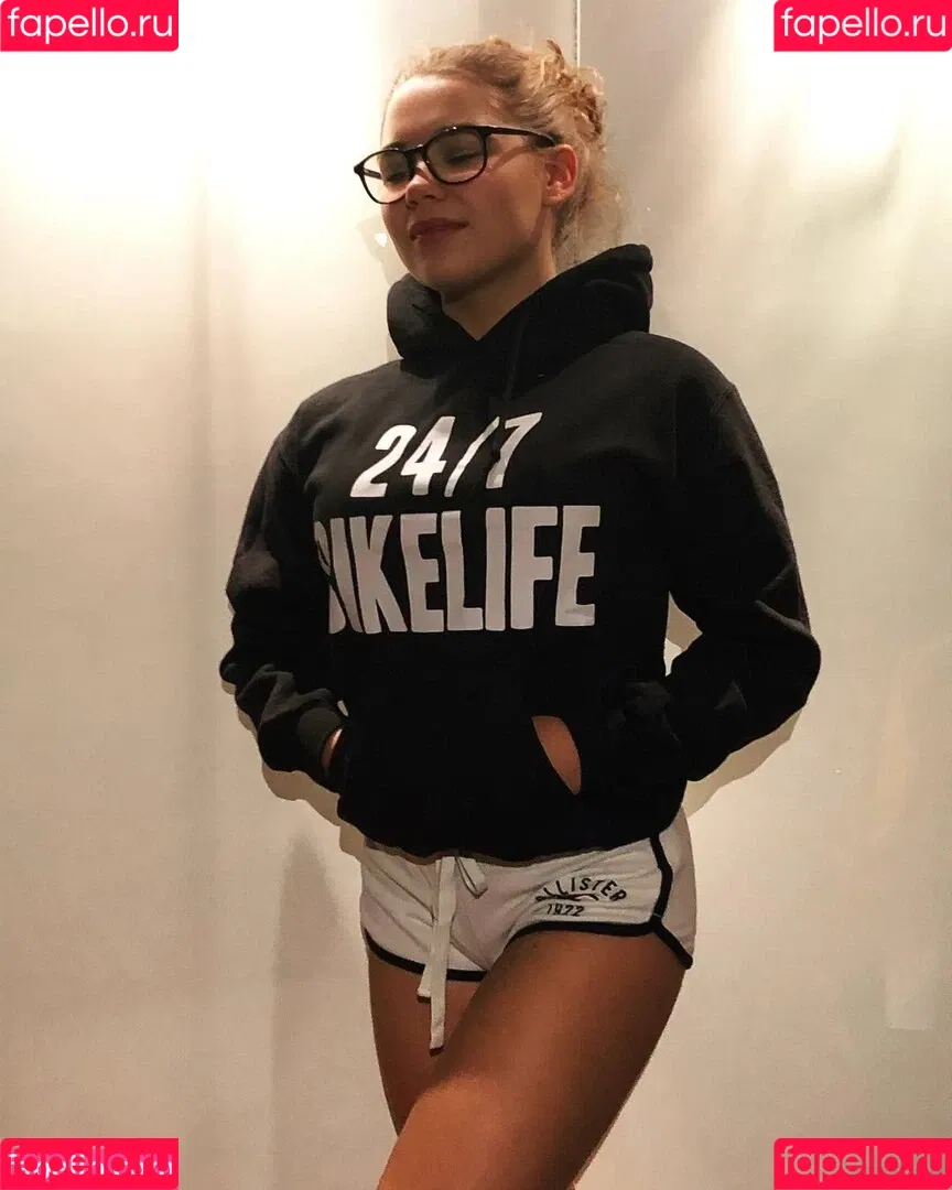alisa_mach Onlyfans Photo Gallery 