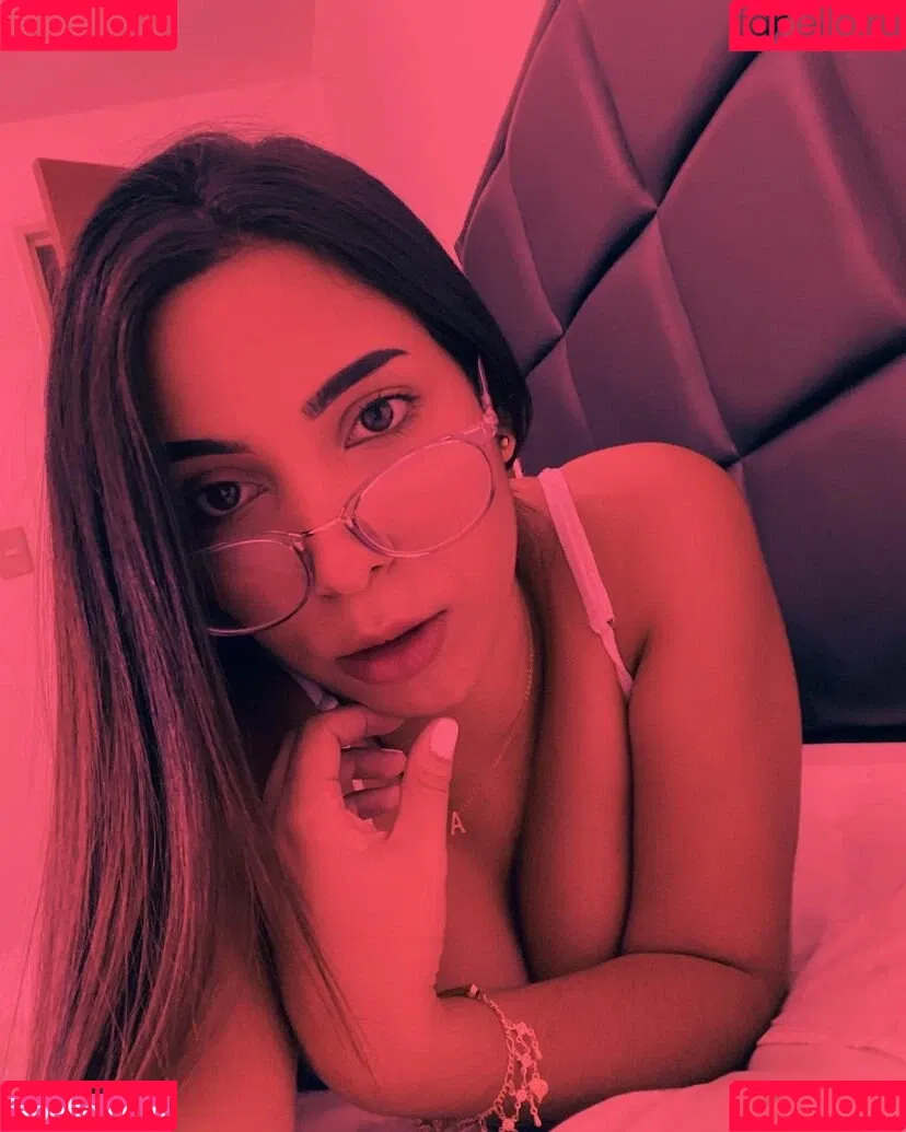 ale_honeyyy Onlyfans Photo Gallery 