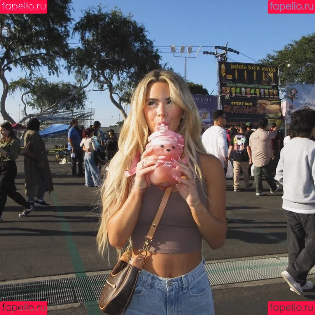 Emily Elizab3th Onlyfans Photo Gallery 