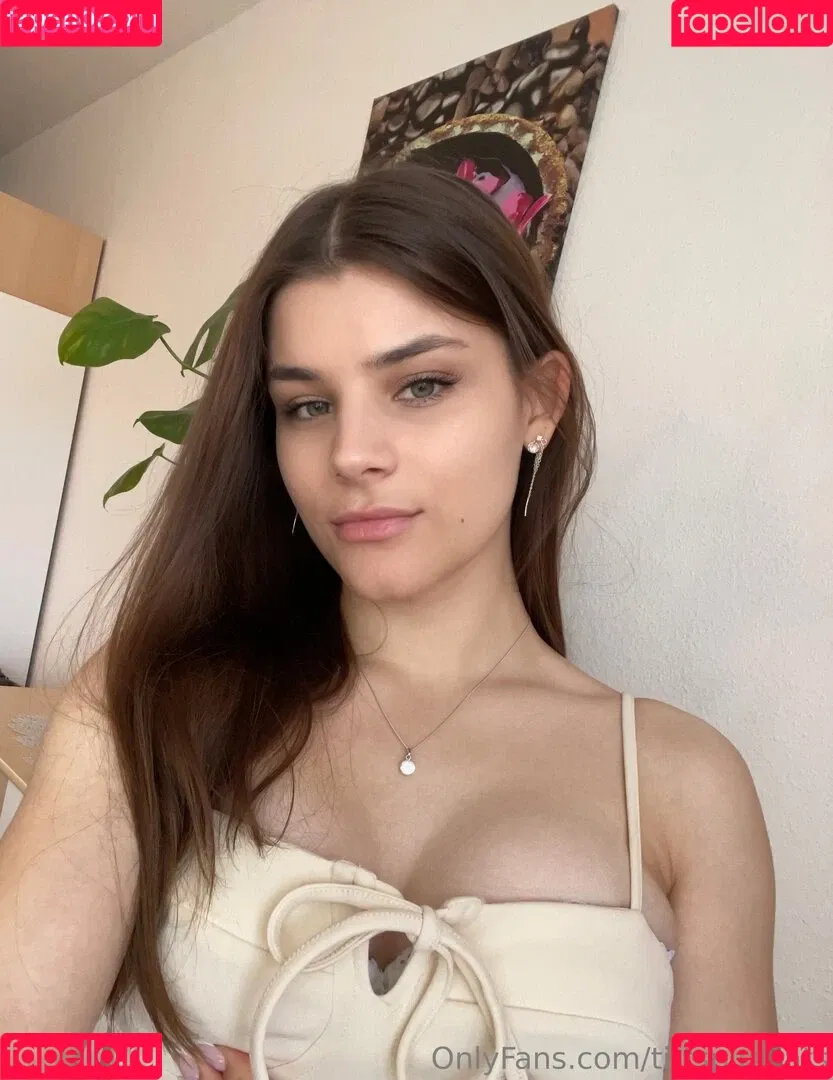 Titsplustats_Emely Onlyfans Photo Gallery 