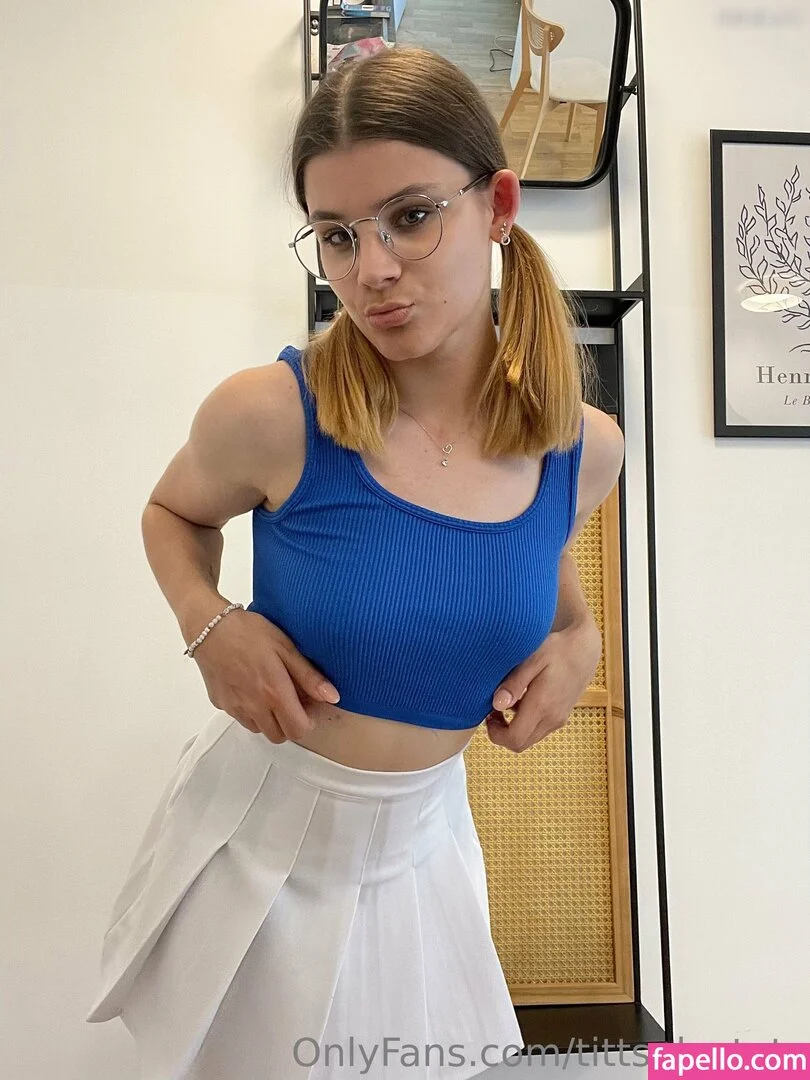 Titsplustats_Emely Onlyfans Photo Gallery 