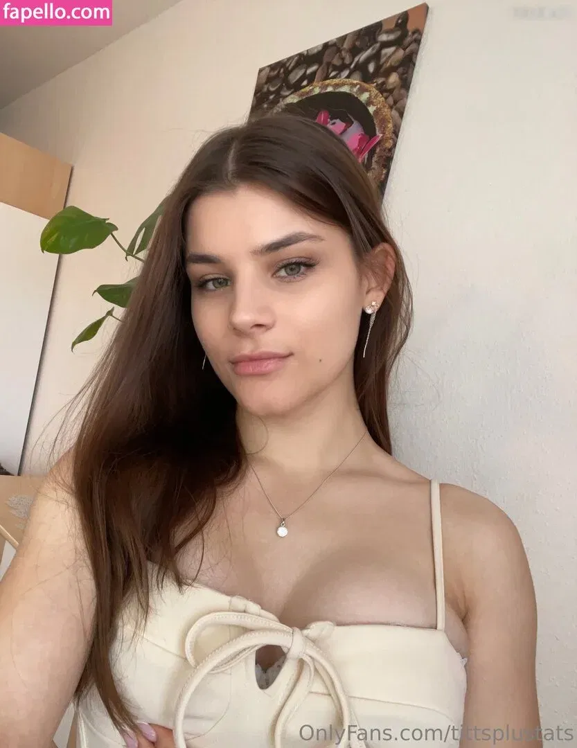 Titsplustats_Emely Onlyfans Photo Gallery 