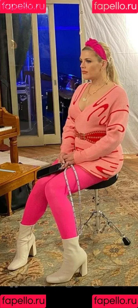 Busy Phillips Onlyfans Photo Gallery 