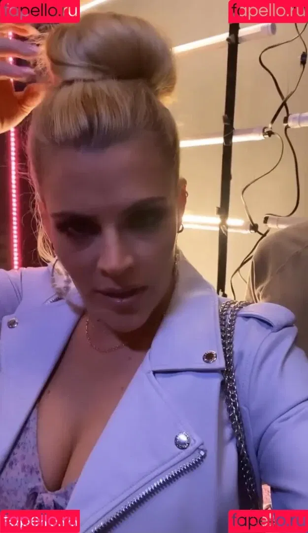 Busy Phillips Onlyfans Photo Gallery 
